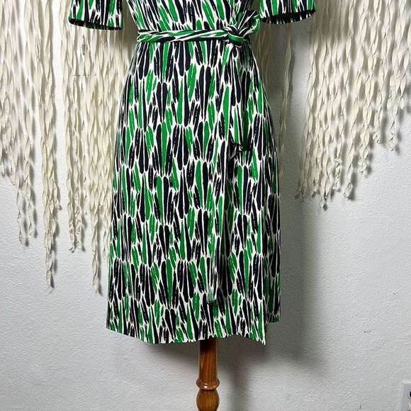 Diane Von Furstenberg | DVF Green and Navy Print Vintage Silk Wrap Dress Size 8 - Picture 6 of 13